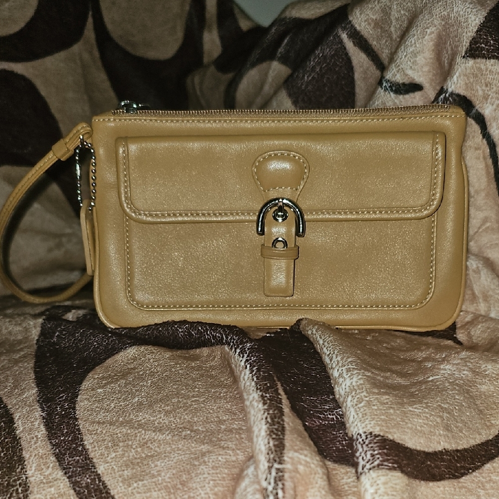 VINTAGE Coach Tan Leather Wristlet with Gold-Toned Clasp